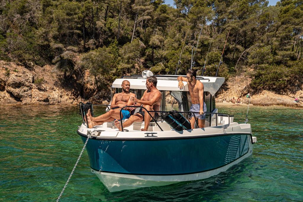 Captur 805 Pilothouse mit 225 PS