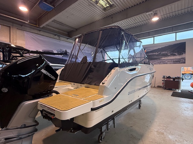 Quicksilver Activ 755 Cruiser mit Mercury 250PS Lagerboot