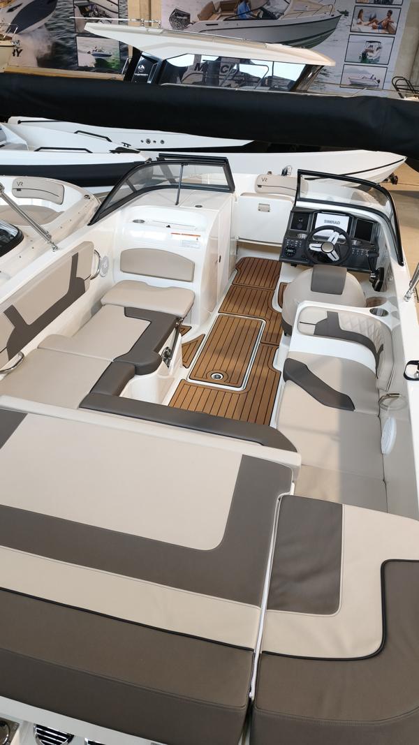Bayliner VR6 Bowrider mit Mercury 175 PS, Lagerboot