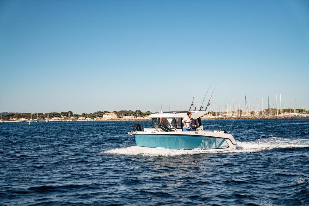 Captur 805 Pilothouse Captur 805 Pilothouse