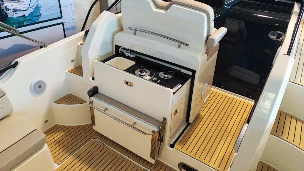 Activ 875 Sundeck 2x200PS V6 Activ 875 Sundeck 2x200PS V6