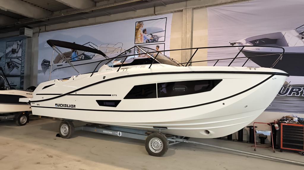 Activ 875 Sundeck 2x200PS V6