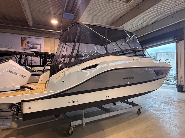 Quicksilver Activ 805 Cruiser mit Mercury 300PS Lagerboot