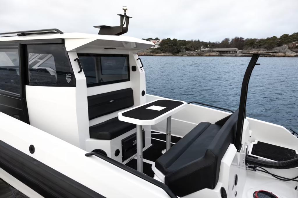 827 Coupe mit 250PS und Trailer 827 Coupe mit 250PS und Trailer