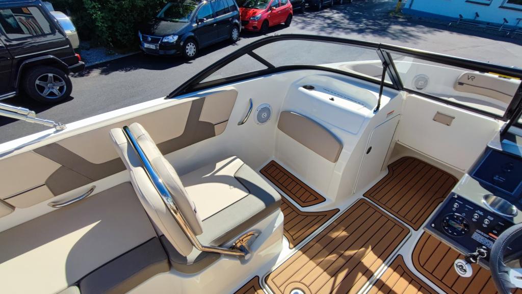 VR5 Bowrider