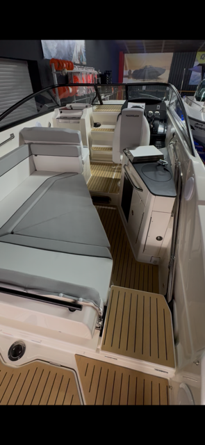 Quicksilver Activ 805 Cruiser mit Mercury 300PS Lagerboot