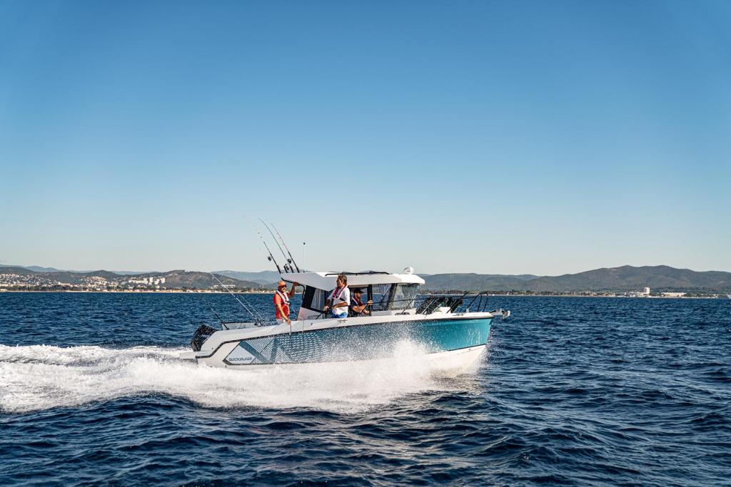 Captur 805 Pilothouse Captur 805 Pilothouse