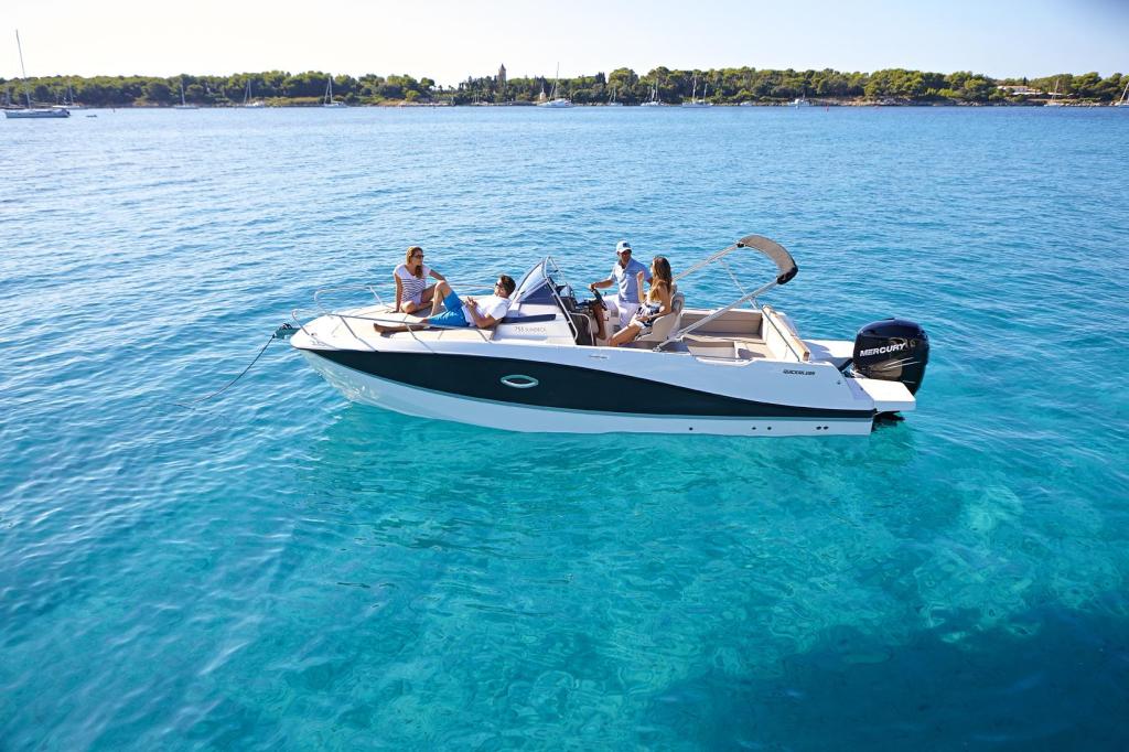 Activ 755 Sundeck mit 175 PS und Trailer Activ 755 Sundeck mit 175 PS und Trailer