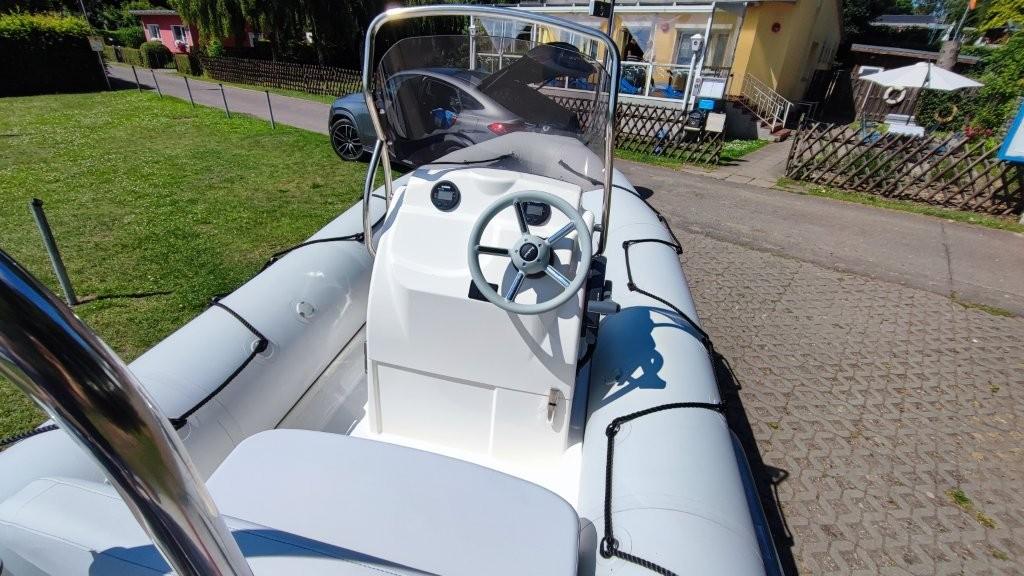 _Bombard_Sunrider_500_mit_Yamaha_60PS