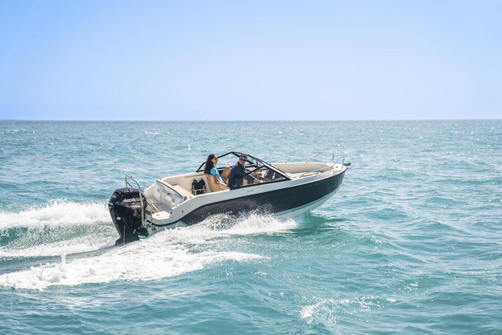 Activ 555 Bowrider mit 15PS inkl Trailer