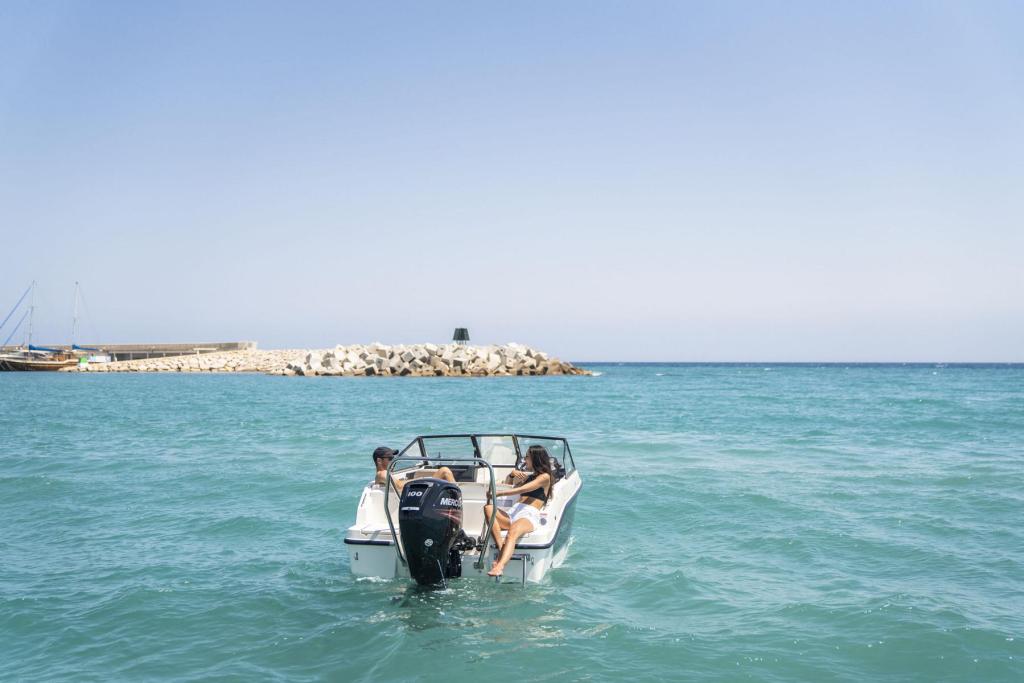Activ 555 Bowrider mit 15PS inkl Trailer