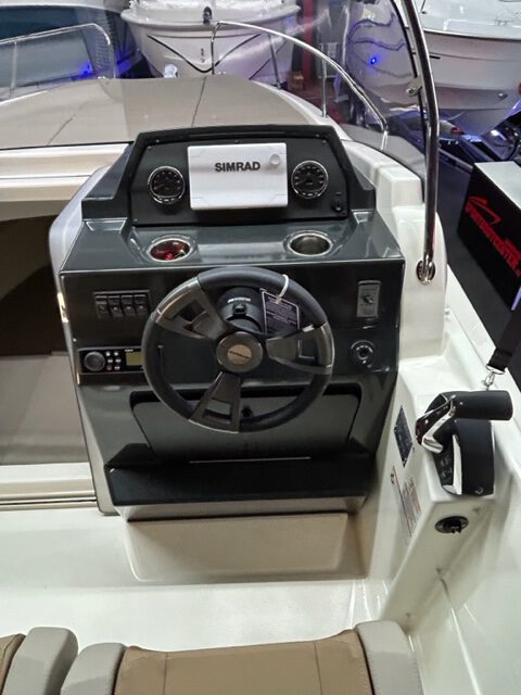 Quicksilver Activ 675 Sundeck mit Mercury 175 PS Lagerboot