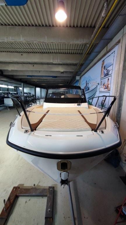 Activ 875 Sundeck 2x200PS V6