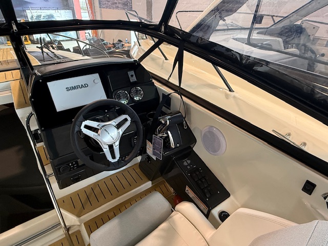 Quicksilver Activ 805 Cruiser mit Mercury 300PS Lagerboot