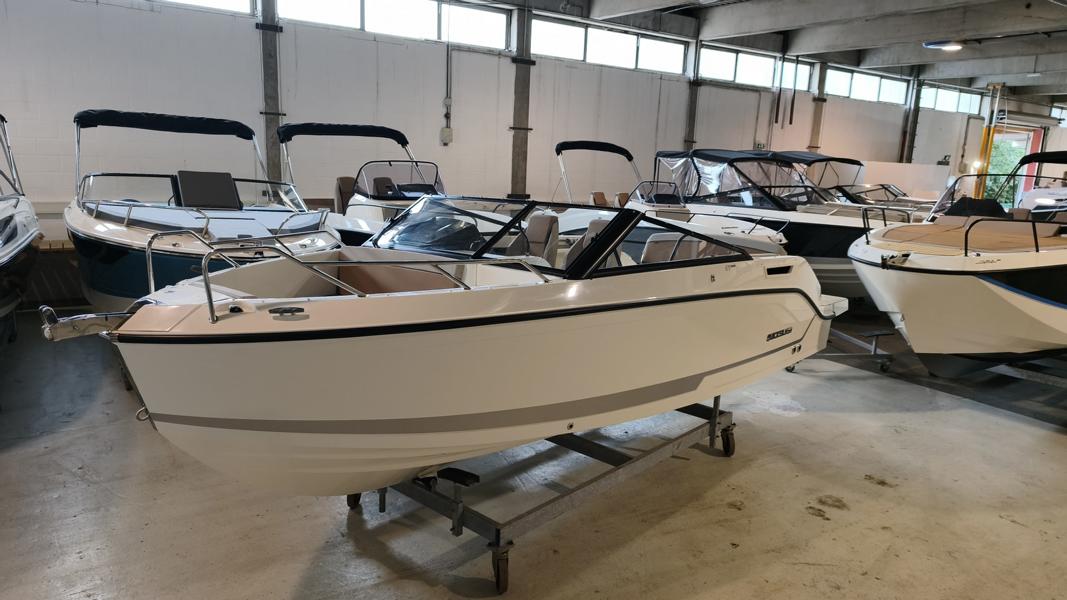 Quicksilver 675 Bowrider mit Mercury 175 PS V6 Lagerboot
