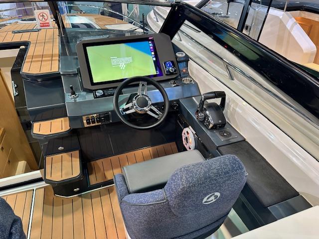 910 Odyssey mit 2x 250PS MESSEBOOT