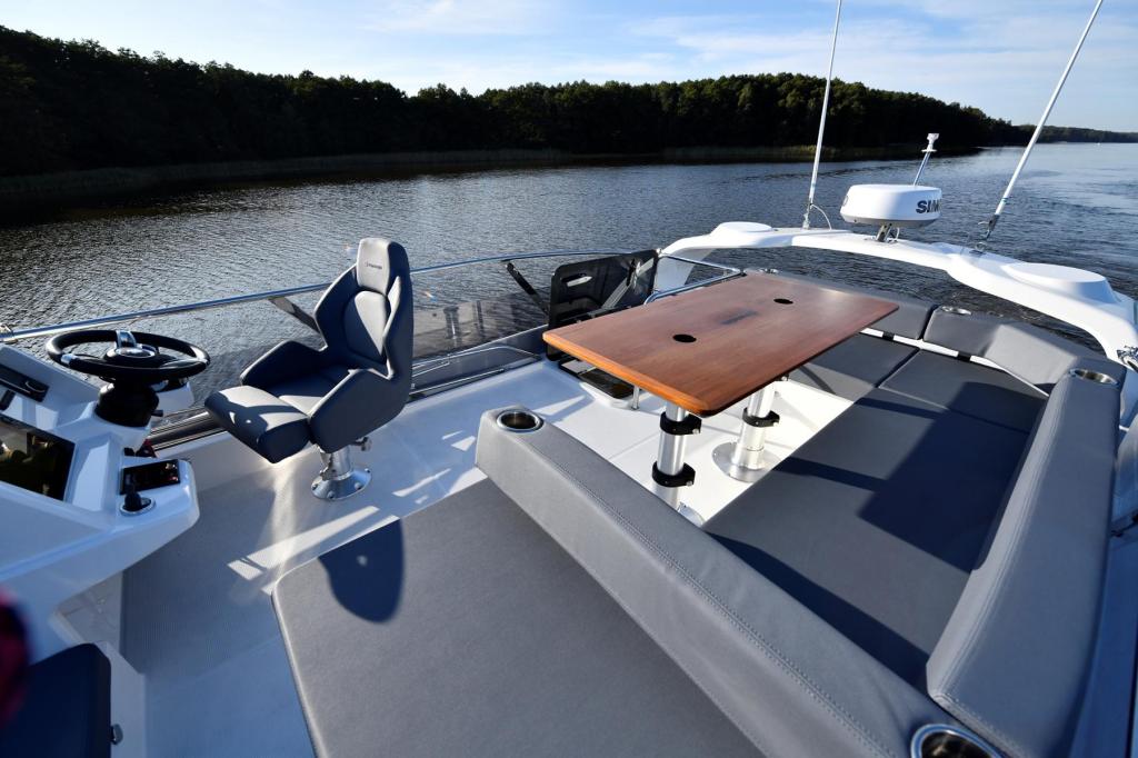 Monaco 110 Flybridge 2 x 200 PS Monaco 110 Flybridge 2 x 200 PS