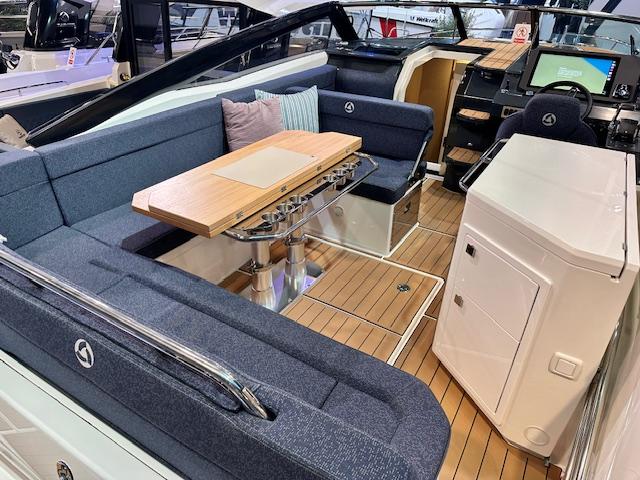 910 Odyssey mit 2x 250PS MESSEBOOT