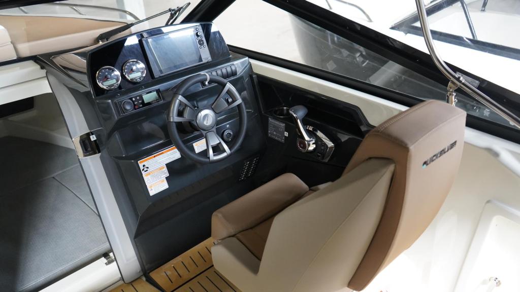Activ 675 Cruiser mit 225 PS