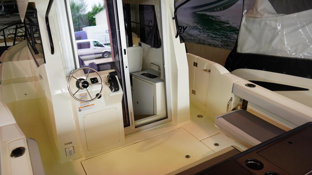 Captur 805 Pilothouse mit 300 PS Captur 805 Pilothouse mit 300 PS
