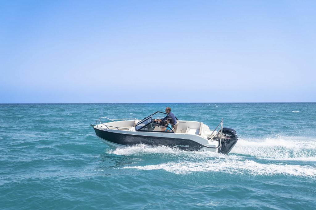 Activ 555 Bowrider mit 15PS inkl Trailer