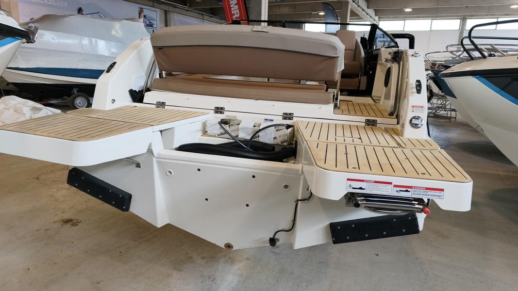 Quicksilver 675 Bowrider mit Mercury 175 PS V6 Lagerboot