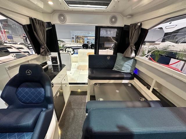 920 Explorer Max mit 2x250 PS MESSEBOOT