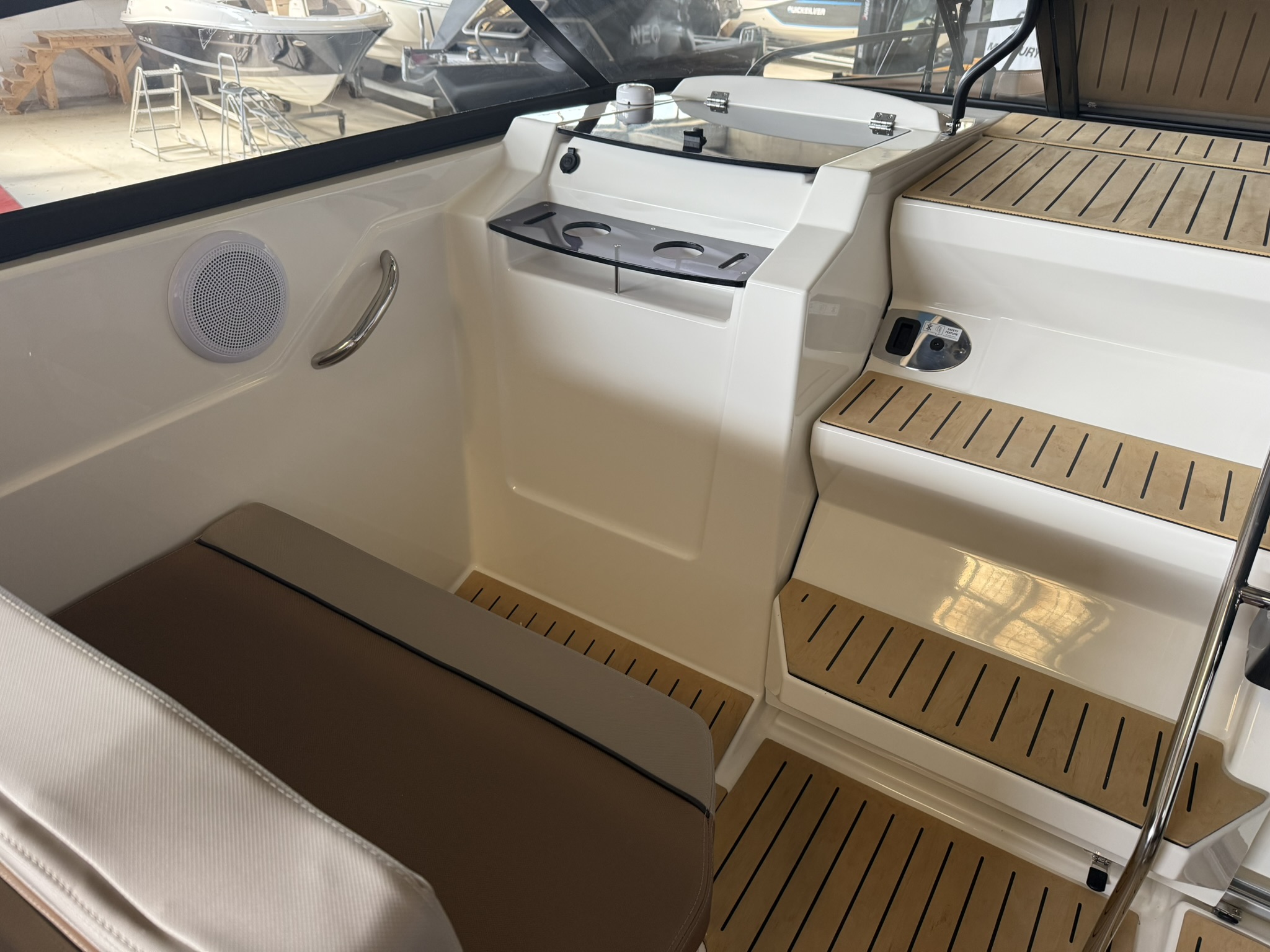 Quicksilver Activ 805 Cruiser mit Mercury 250PS Lagerboot 