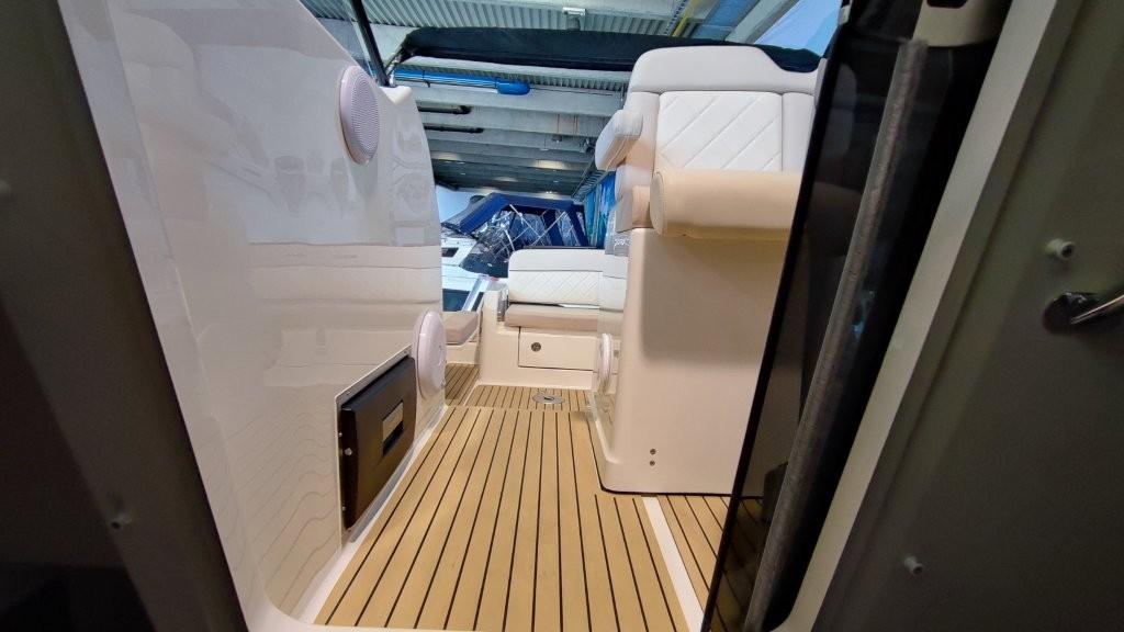 Activ 875 Sundeck 2x200PS V6