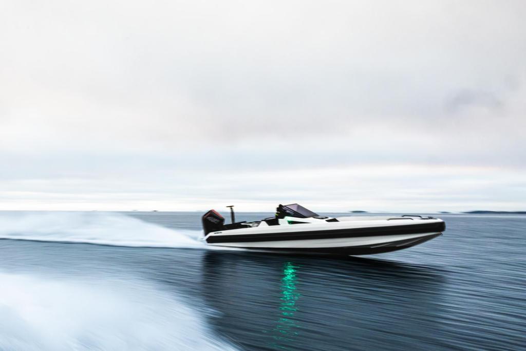 907 mit 300 PS und Trailer