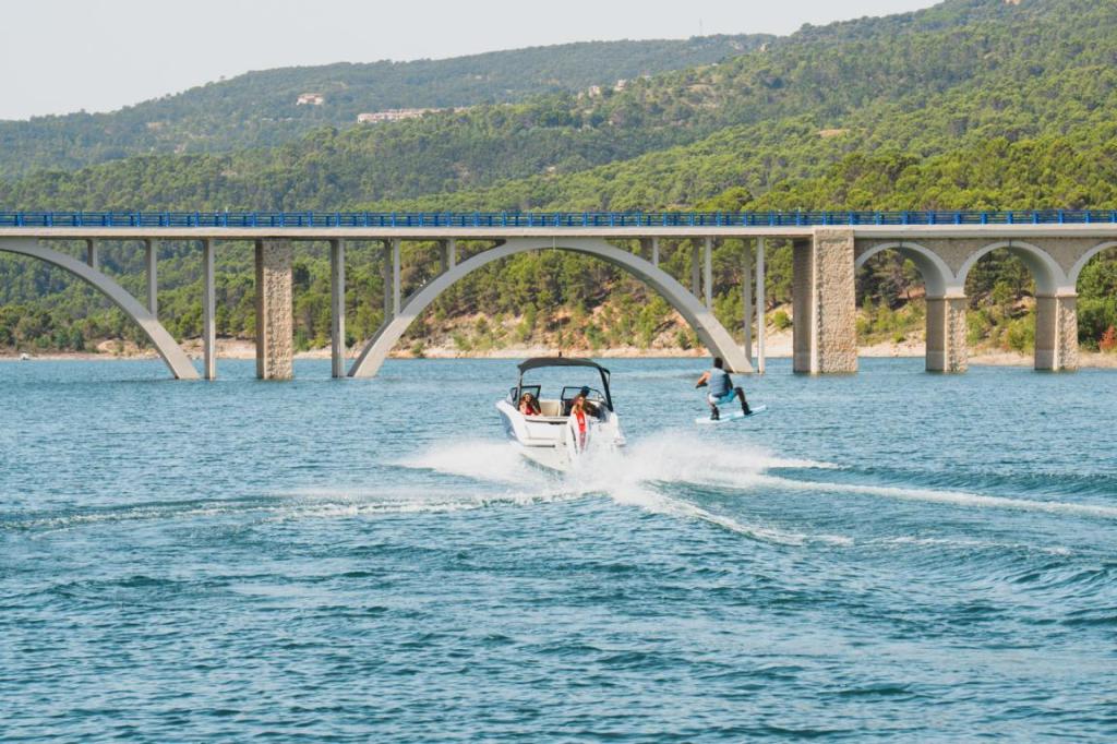 V20 Bowrider Outboard 200PS