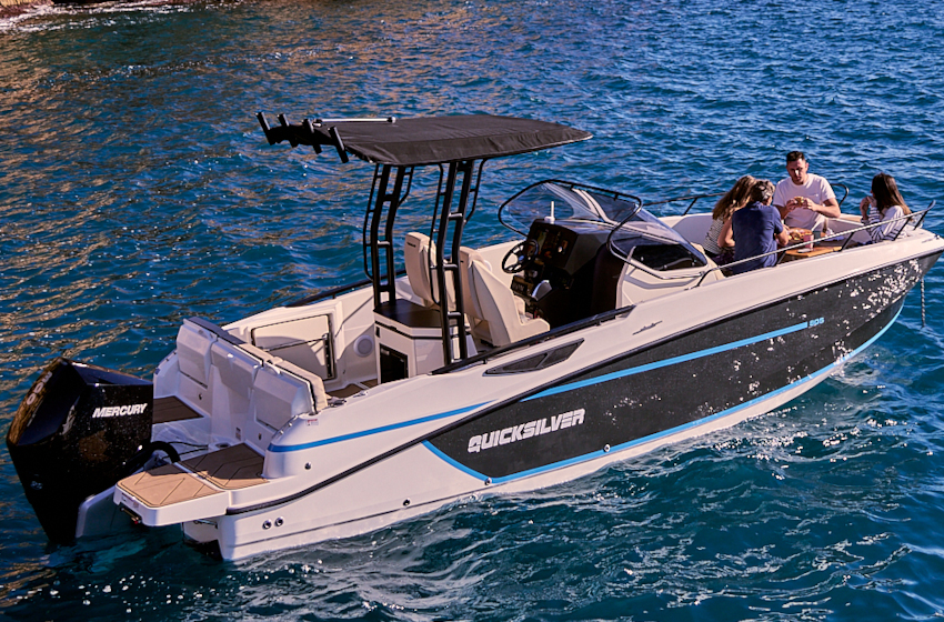 Quicksilver Activ Open Sportboot auf dem Wasser für Freizeit und Wassersport