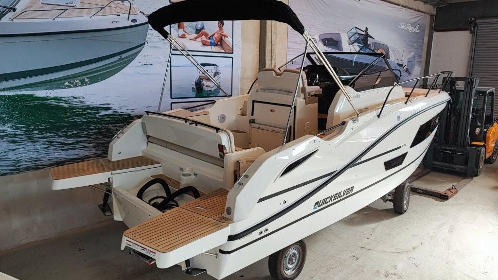 Activ 875 Sundeck 2x200PS V6