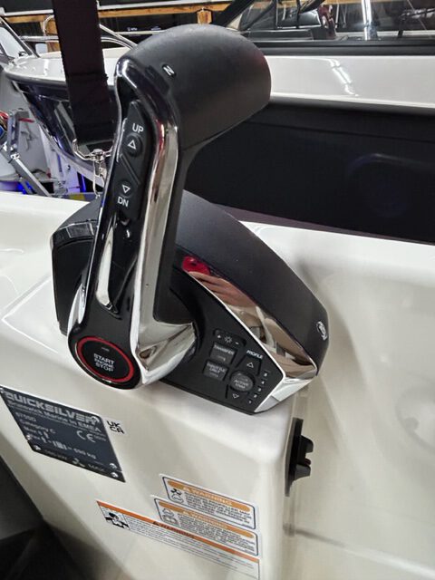 Quicksilver Activ 675 Sundeck mit Mercury 175 PS Lagerboot