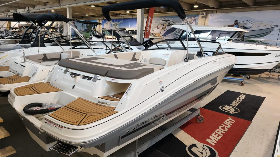 Bayliner VR6 Bowrider mit Mercury 175 PS, Lagerboot