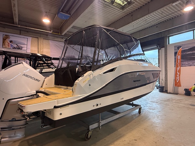 Quicksilver Activ 805 Cruiser mit Mercury 300PS Lagerboot