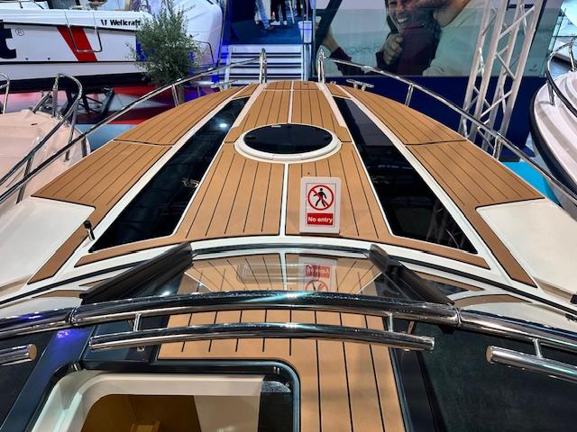 910 Odyssey mit 2x 250PS MESSEBOOT