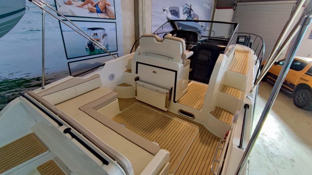 Activ 875 Sundeck 2x200PS V6