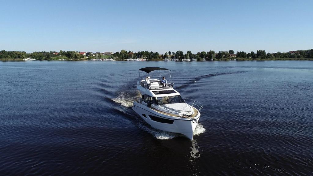 Monaco 110 Flybridge 2 x 200 PS Monaco 110 Flybridge 2 x 200 PS