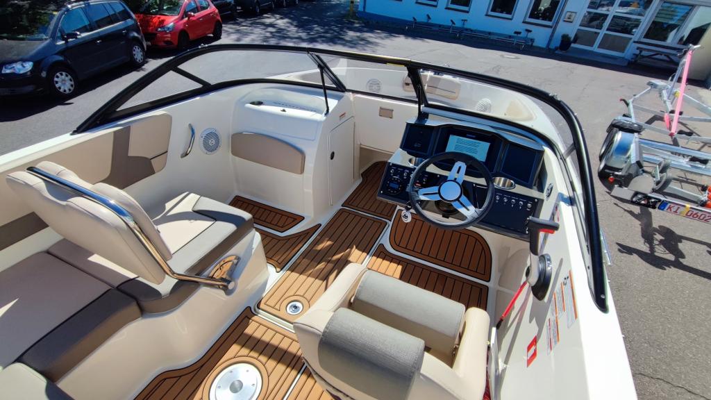 VR5 Bowrider