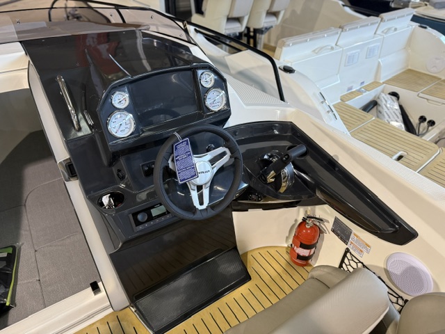 Quicksilver Activ 555 Cabin mit 80PS Lagerboot #004