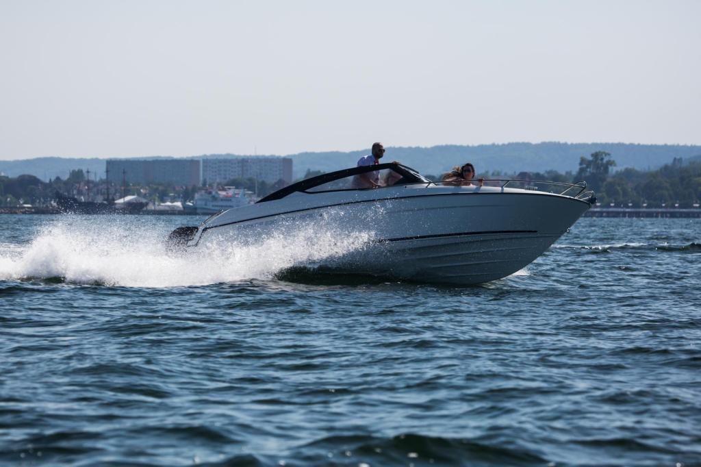 630 Bowrider mit 115 PS und Trailer 630 Bowrider mit 115 PS und Trailer