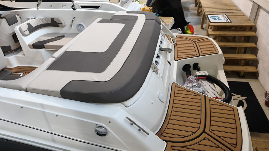 Bayliner VR6 Bowrider mit Mercury 175 PS, Lagerboot