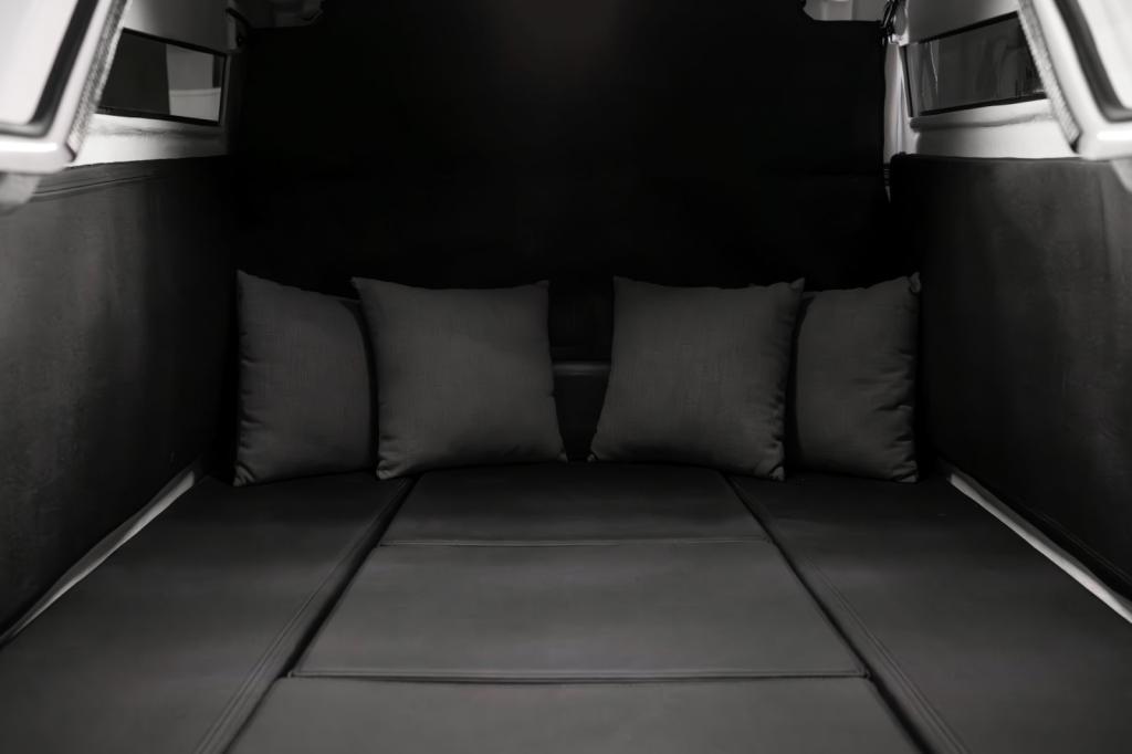 907 Coupe mit 300 PS und Trailer
