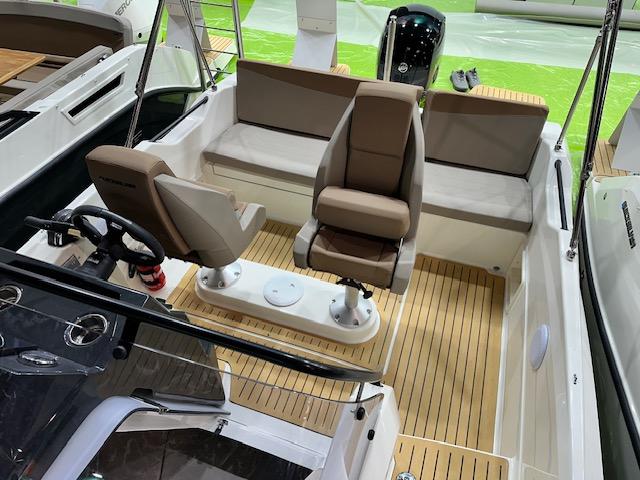 Activ 605 Sundeck 150 PS MESSEBOOT