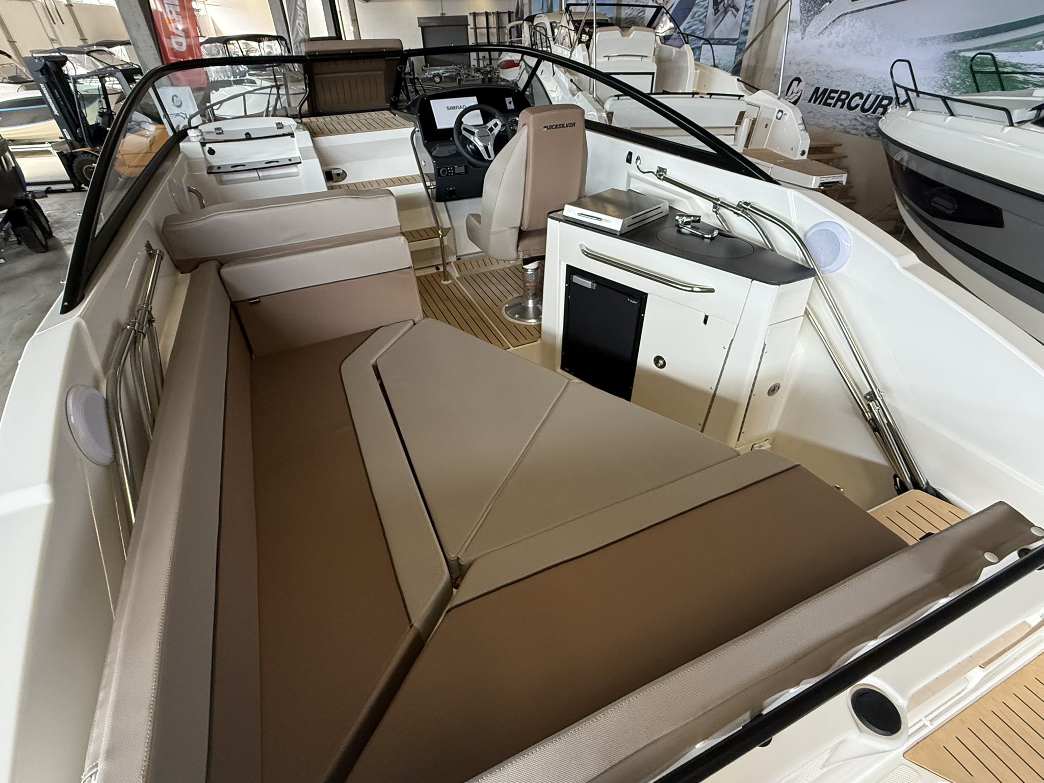 Quicksilver Activ 805 Cruiser mit Mercury 250PS Lagerboot 