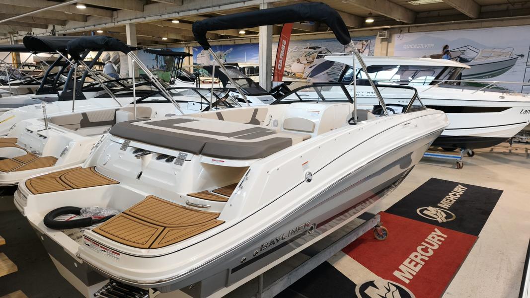 Bayliner VR6 Bowrider mit Mercury 175 PS, Lagerboot