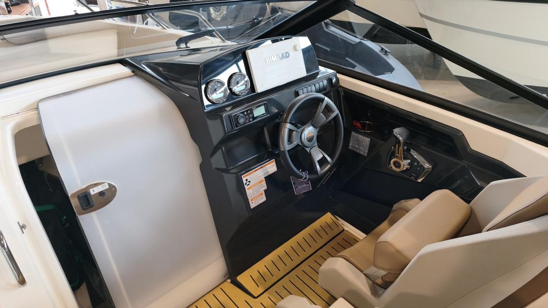 Quicksilver 675 Bowrider mit Mercury 175 PS V6 Lagerboot