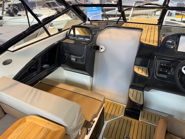 Quicksilver Activ 755 Cruiser mit Mercury 250PS Lagerboot