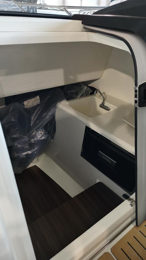 Quicksilver 675 Bowrider mit Mercury 175 PS V6 Lagerboot